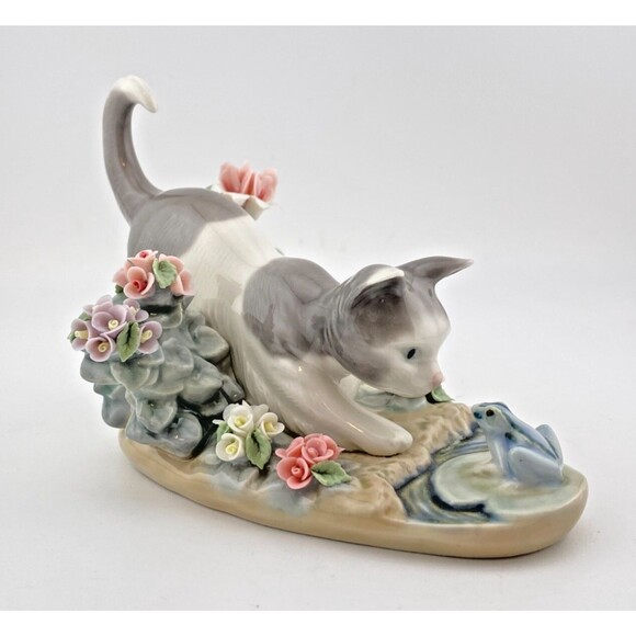 Lladro 1442Kitty Confrontation Curious Cat in Flowers Frog on Lily Pad No Box